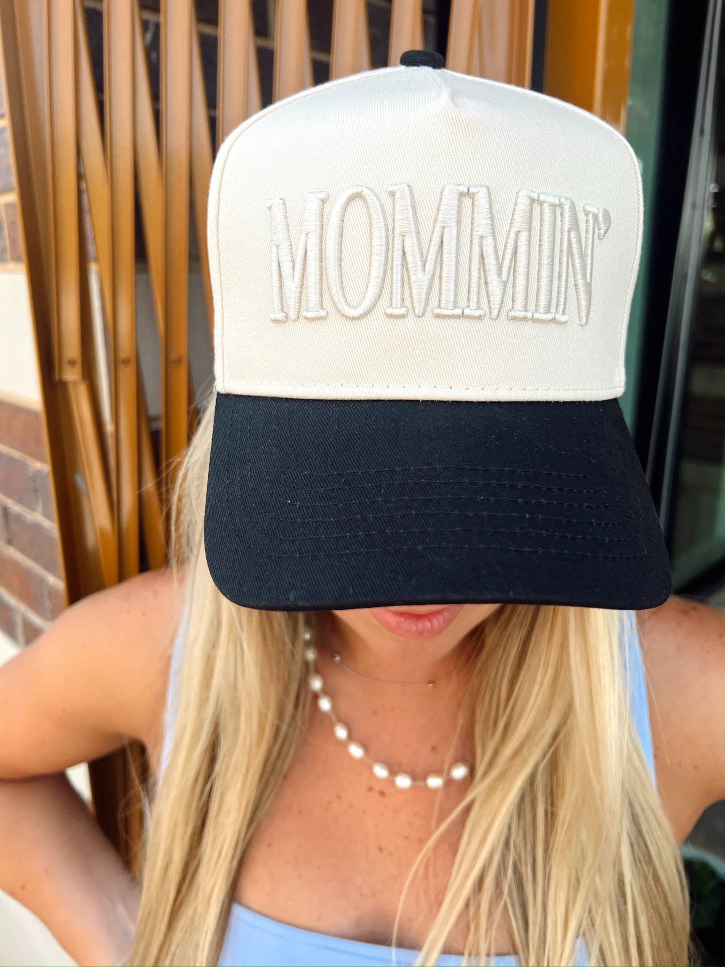 Mommin' - Black Vintage Trucker Hat