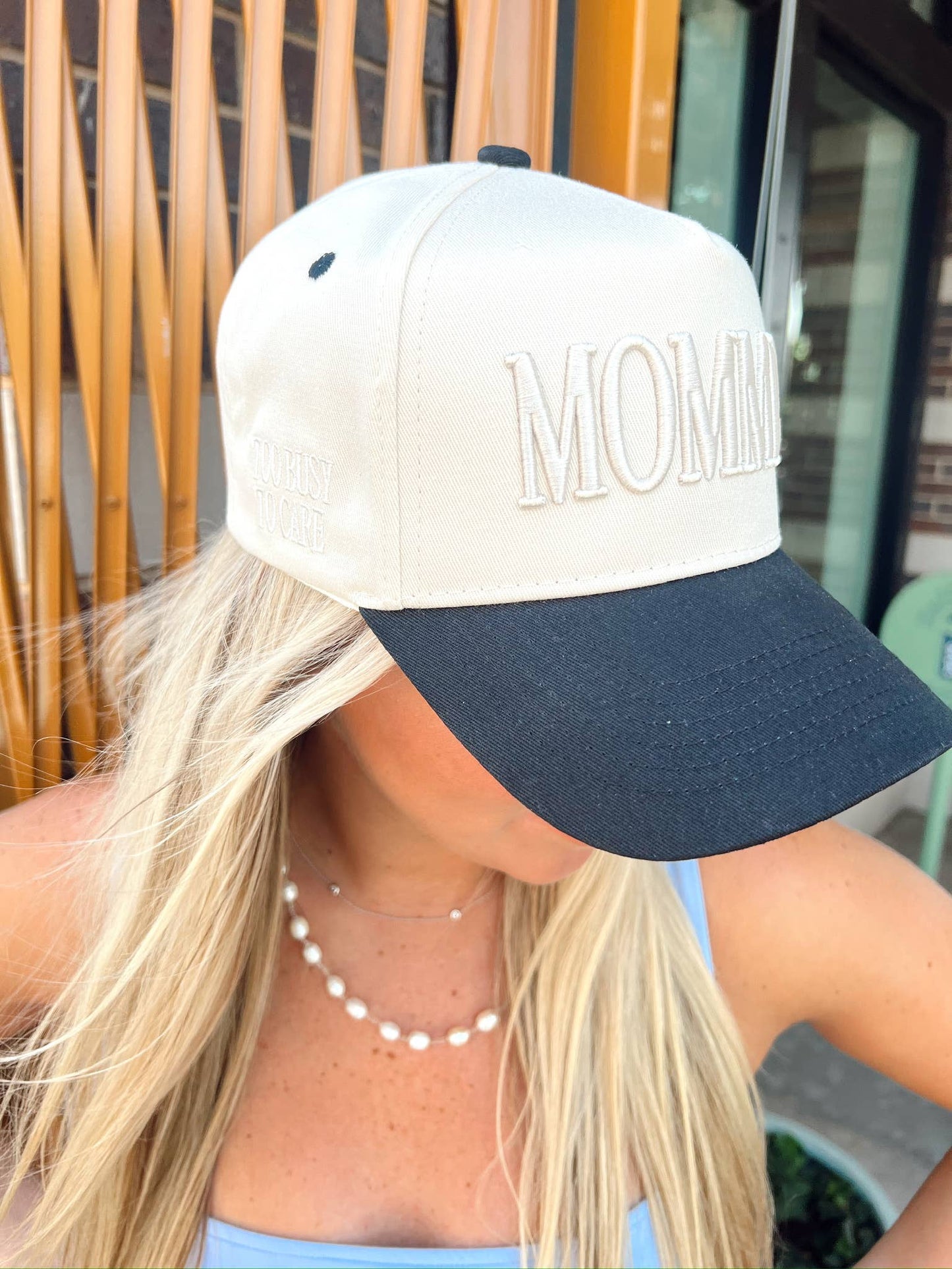 Mommin' - Black Vintage Trucker Hat